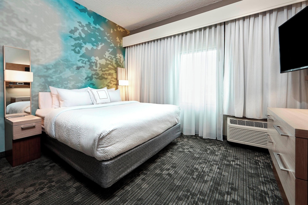 غرفة بسرير كينج بشرفة لذوي الإعاقة، Courtyard Cincinnati Airport South Florence 2/3