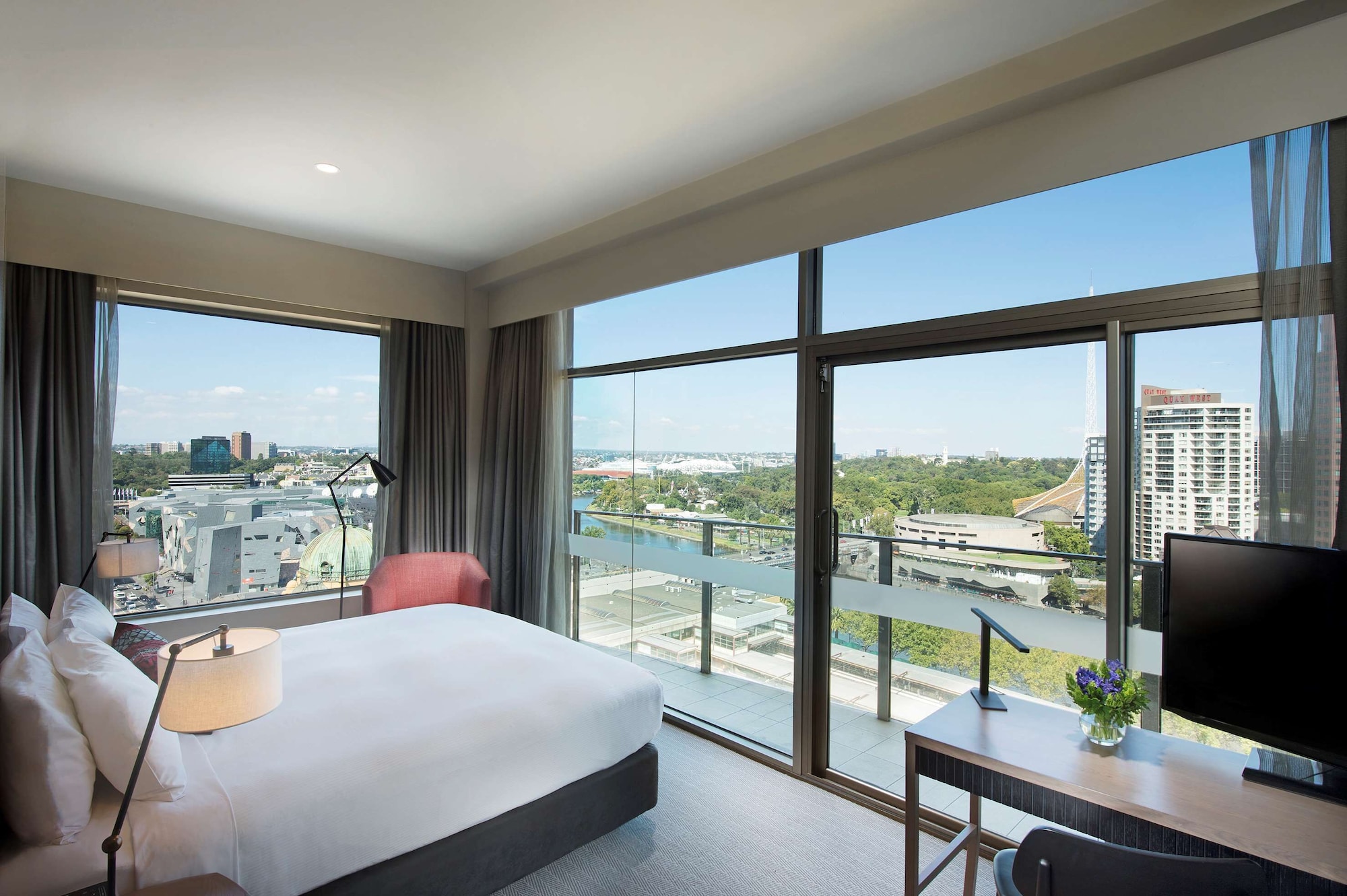 Skyline, King Bed, River View, Balcony