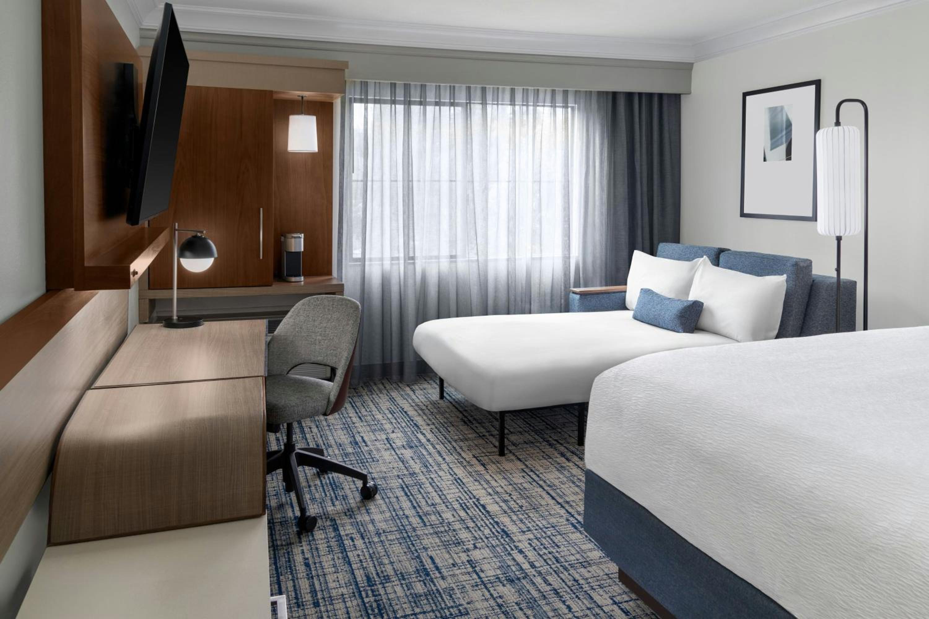 غرفة بسرير كينج مع أريكة بحوض استحمام لذوي الإعاقة، Courtyard By Marriott Palo Alto Los Altos 7/10