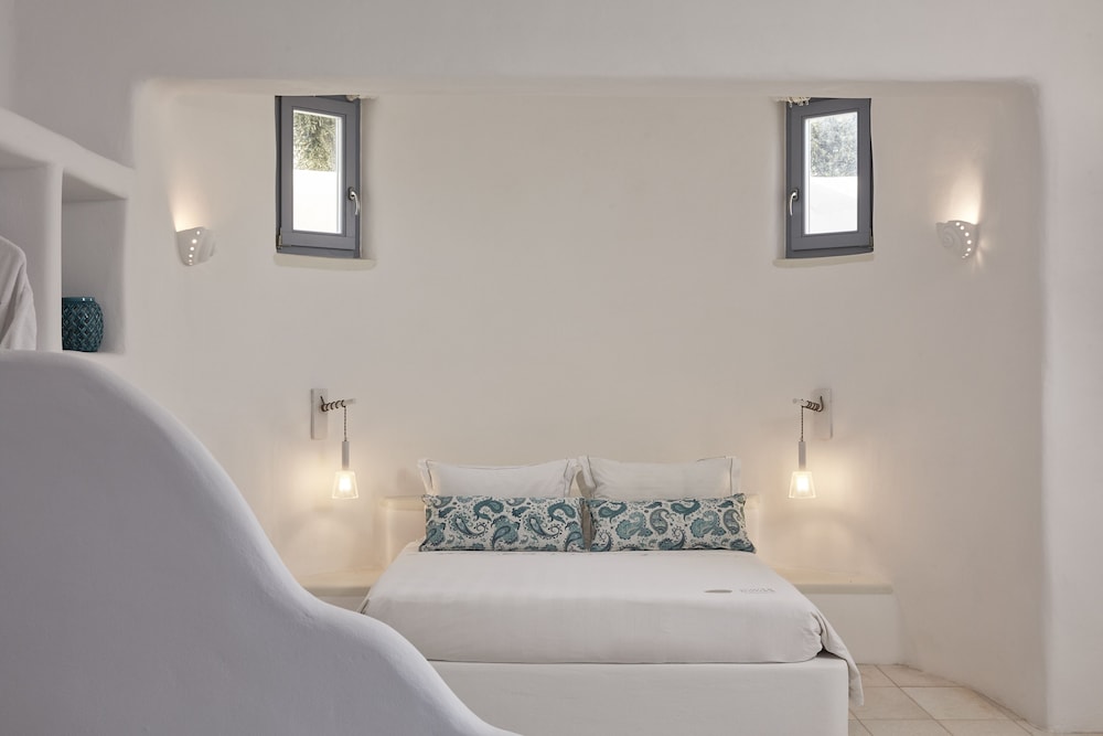 Interior, White Semi Room, Studio, King and Twin Beds, Private Garden