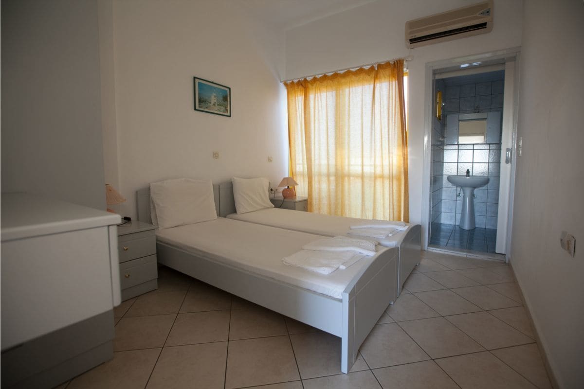 STUDIO, TWIN BEDS