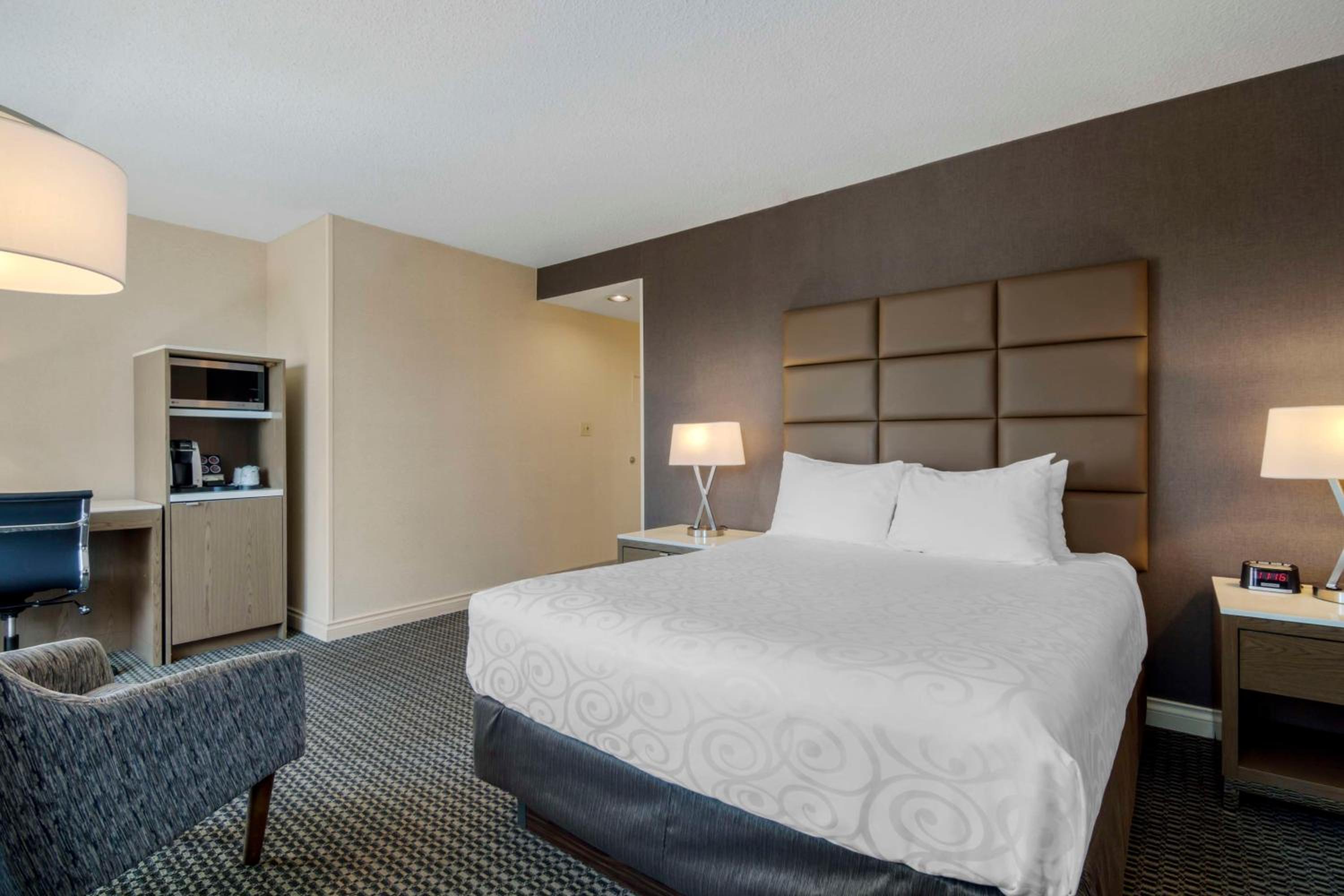 غرفة سوبيريور بسرير كينج وسرير كوين بشرفة، Best Western Premier Chateau Granville Hotel and Suites and Conf. Centre 5/7