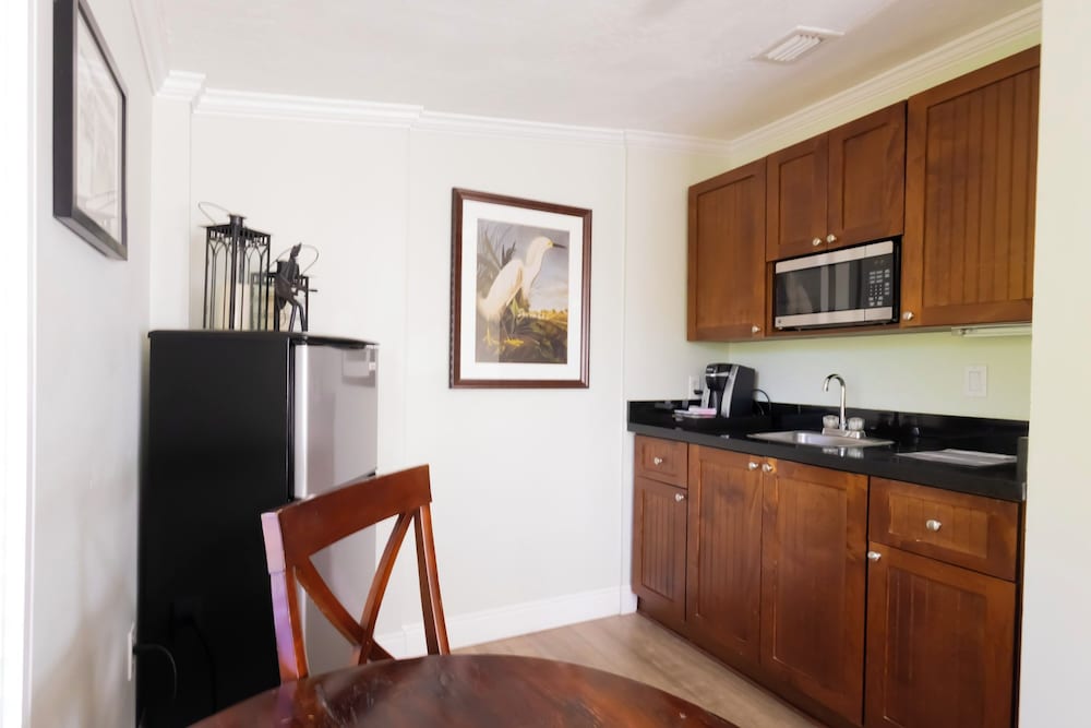 Coconut Palm Inn 4/50