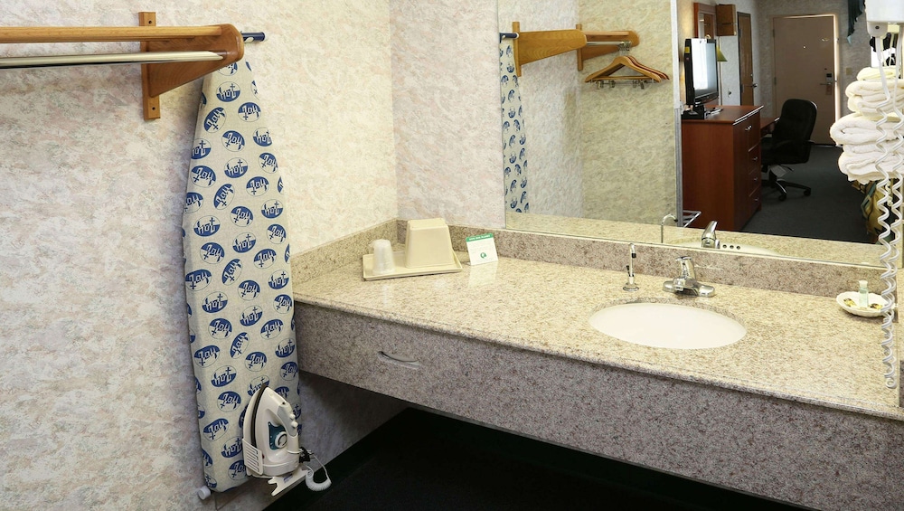 Room, 2 Queen Beds, Allergy Friendly، Magnuson Hotel Howell/Brighton 4/5