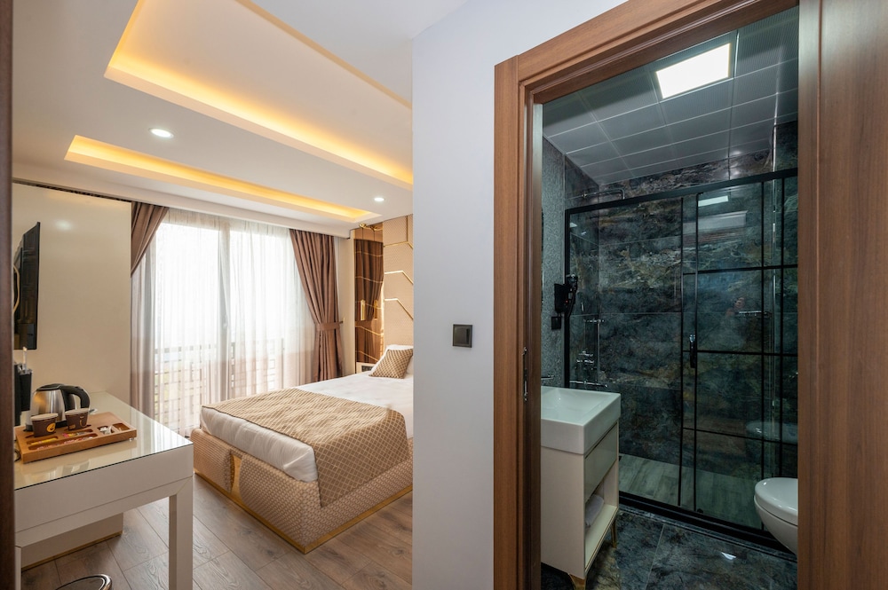 Luxury Airport Hotel 28/48