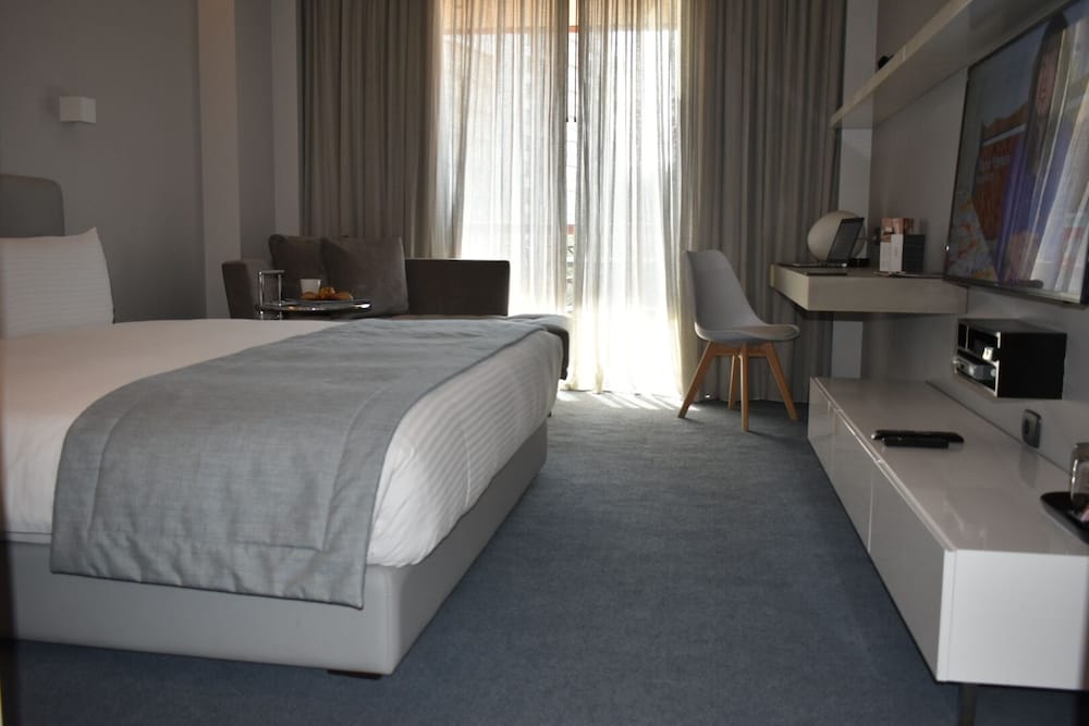 PARKTOWER SUITES 8/50