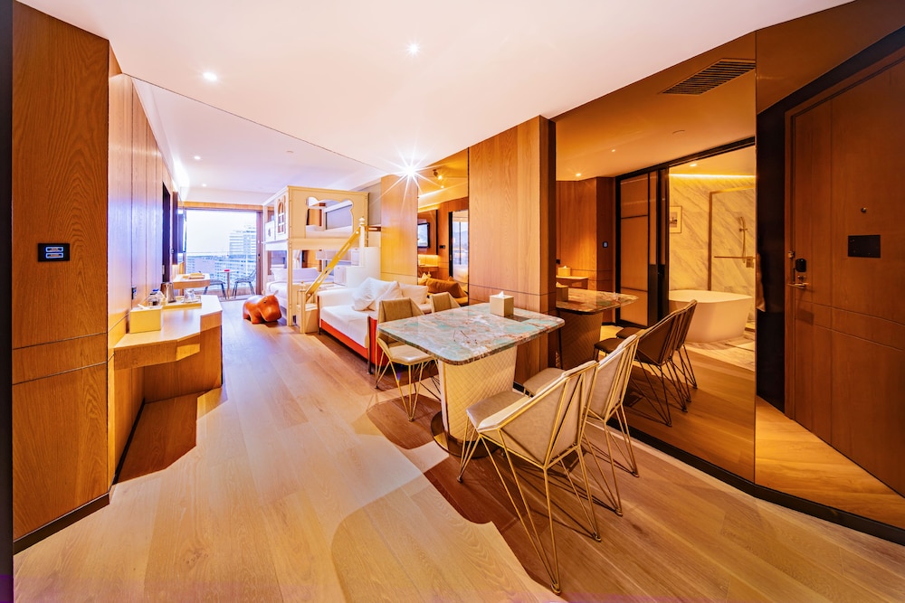 YOHO Treasure Island Hotel 40/60
