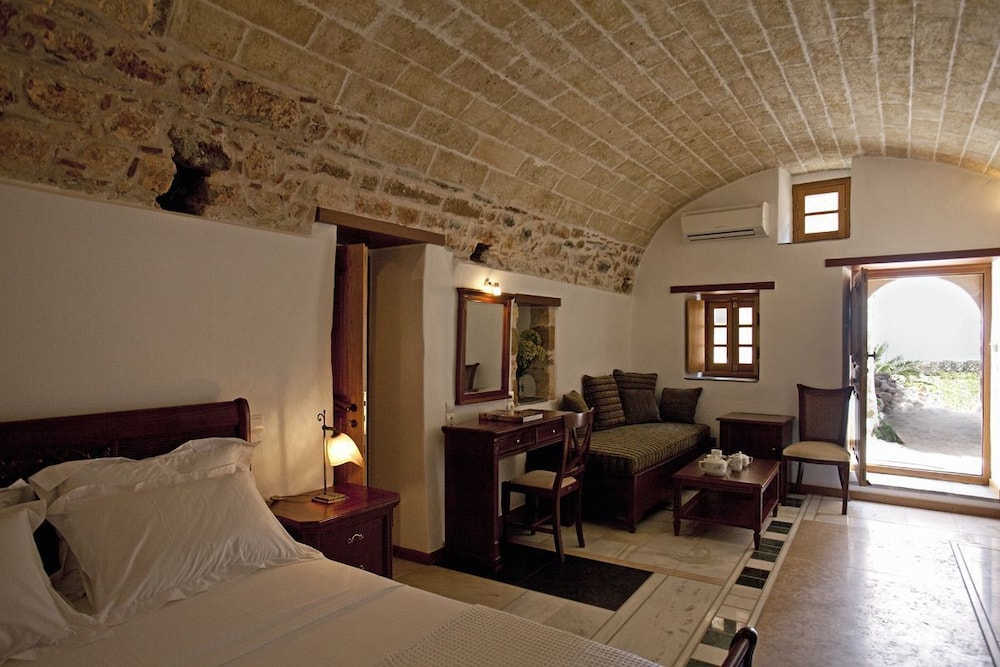 Likinia Hotel 11/50
