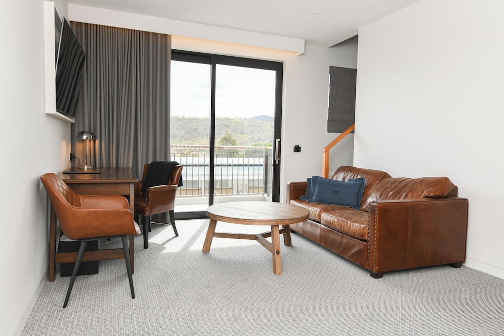 LAKE JINDABYNE HOTEL 35/75