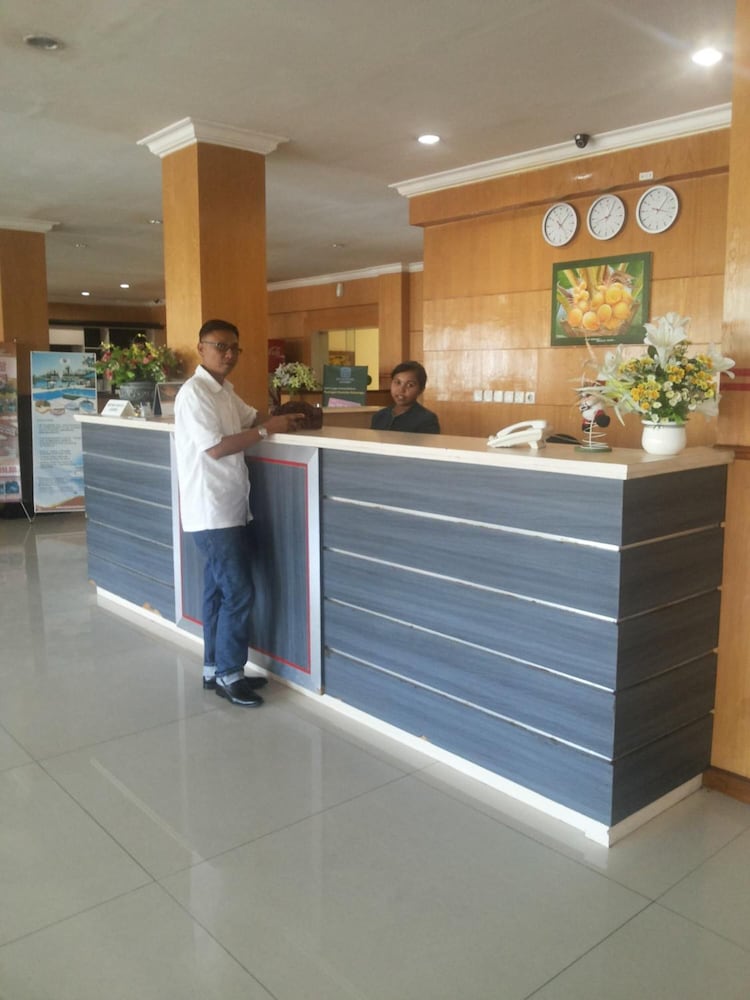 Sylvia Hotel Maumere 12/57