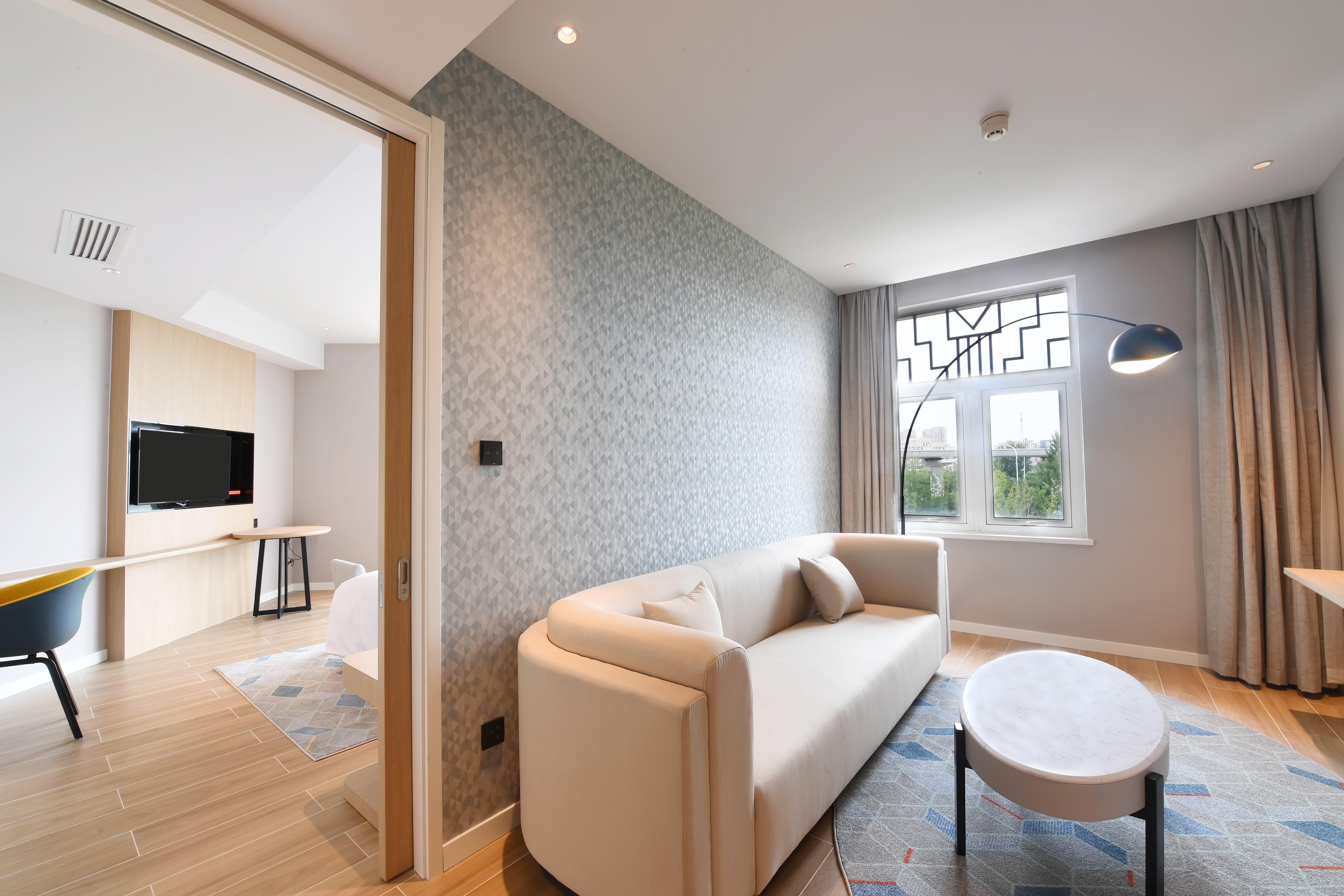 جناح بسرير كينج بغرفة نوم واحدة بمنطقة جلوس، Holiday Inn Express Tianjin Binhai an IHG Hotel 2/4