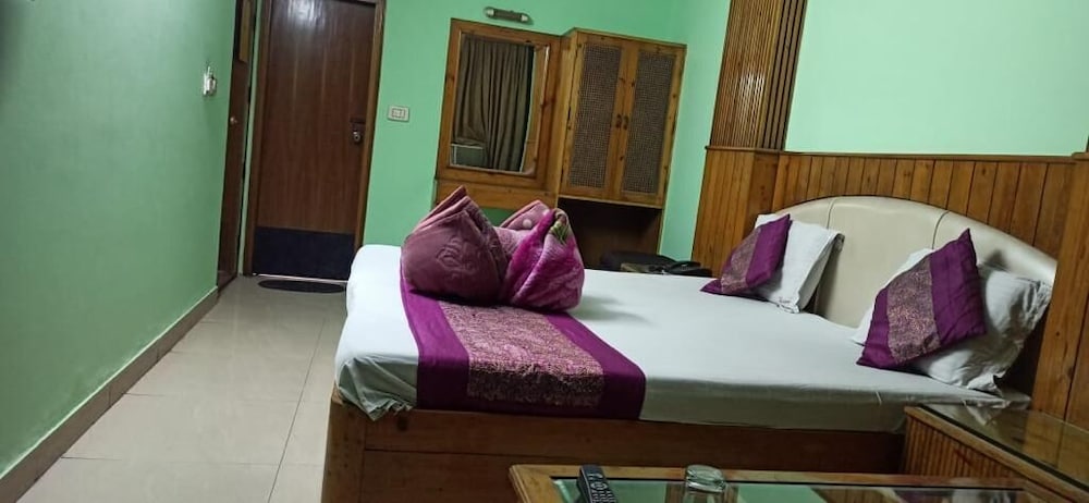 Hotel Delhi Regency 14/63