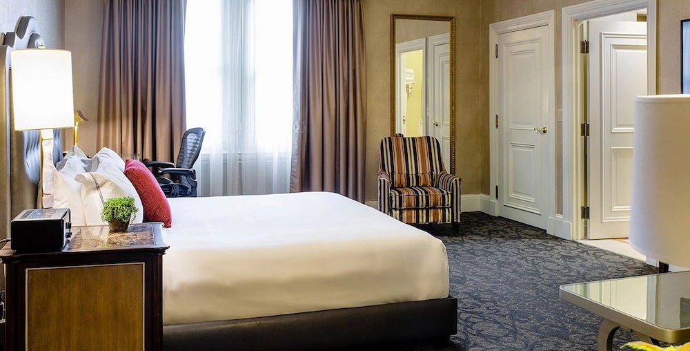 DELUXE, KING BED