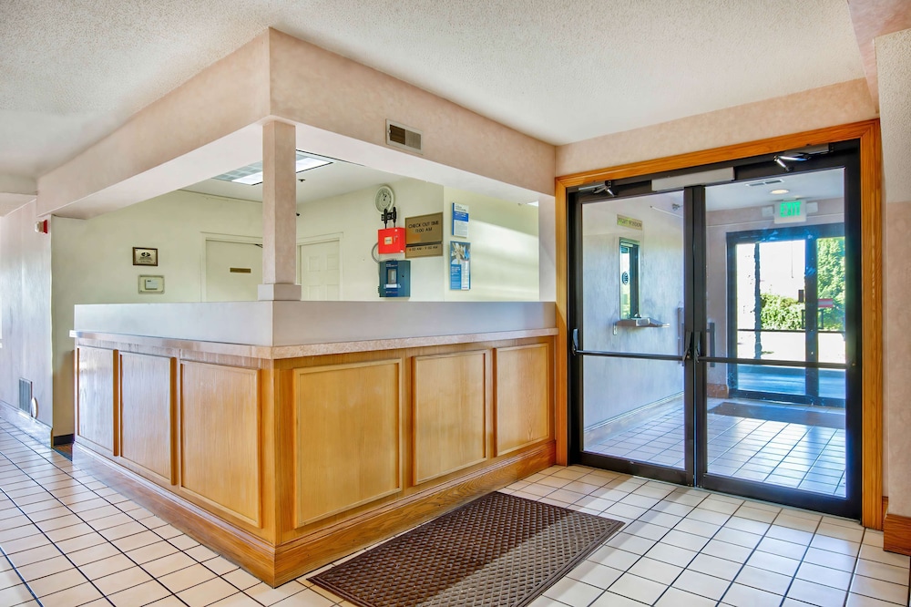 Lobby at Motel6 Jeffersonville, IN - Louisville, JEFFERSONVILLE - IN