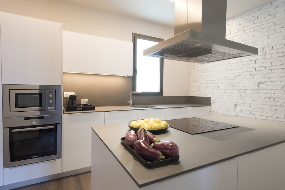 CASAGRAND LUXURY SUITES 60/76