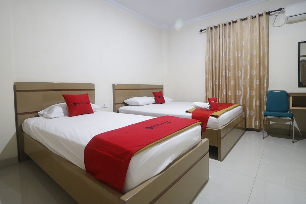 RedDoorz Plus near WTC Batanghari Mall 8/27