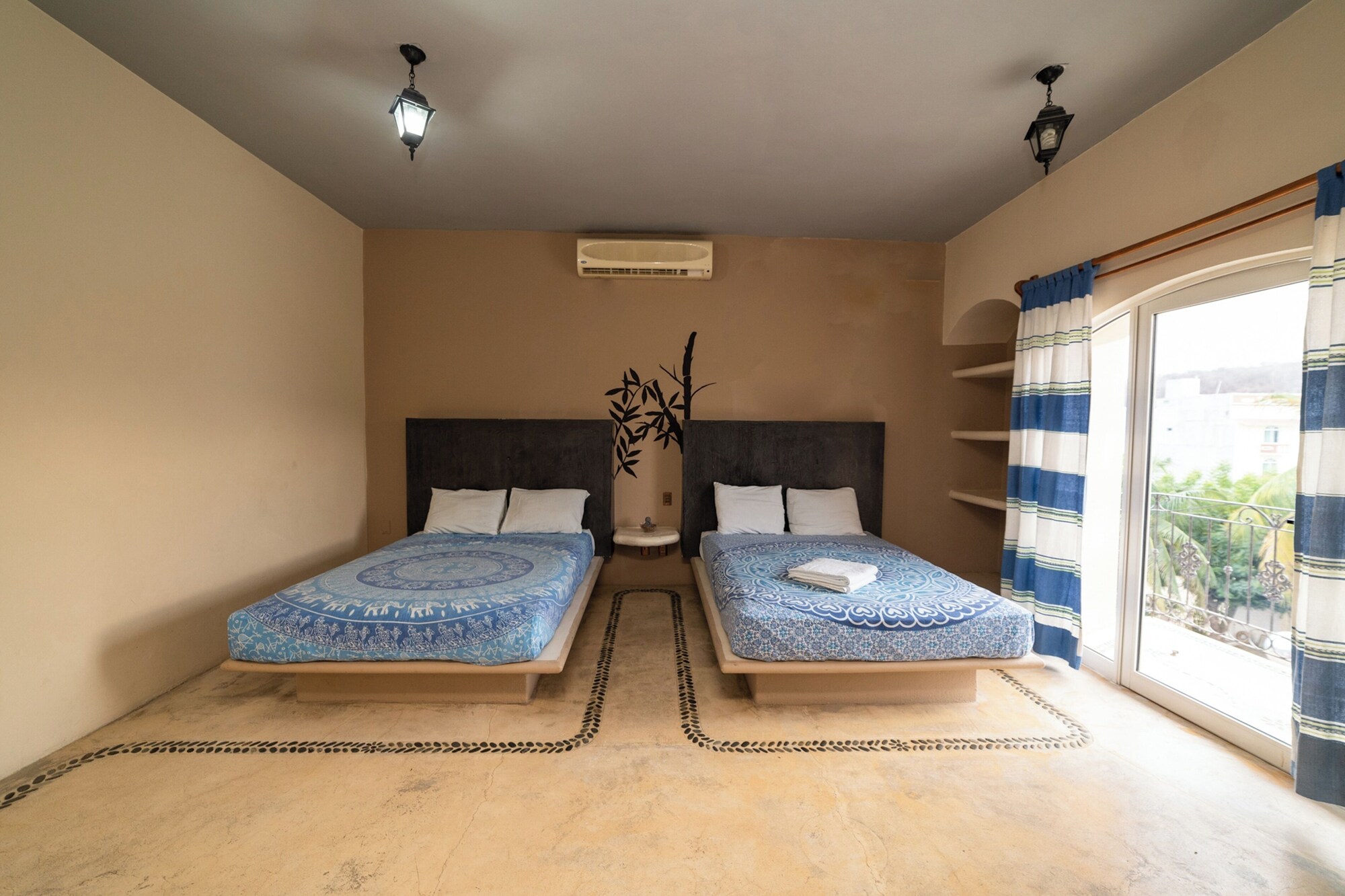 DELUXE, 2 DOUBLE BEDS