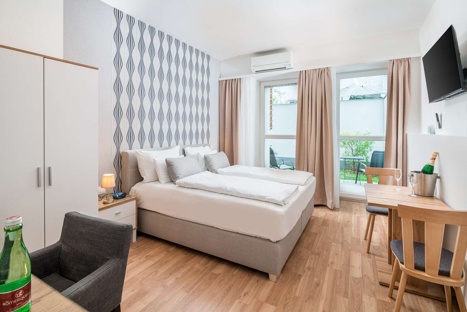 Garden, Comfort, Suite, King Bed, Kitchenette