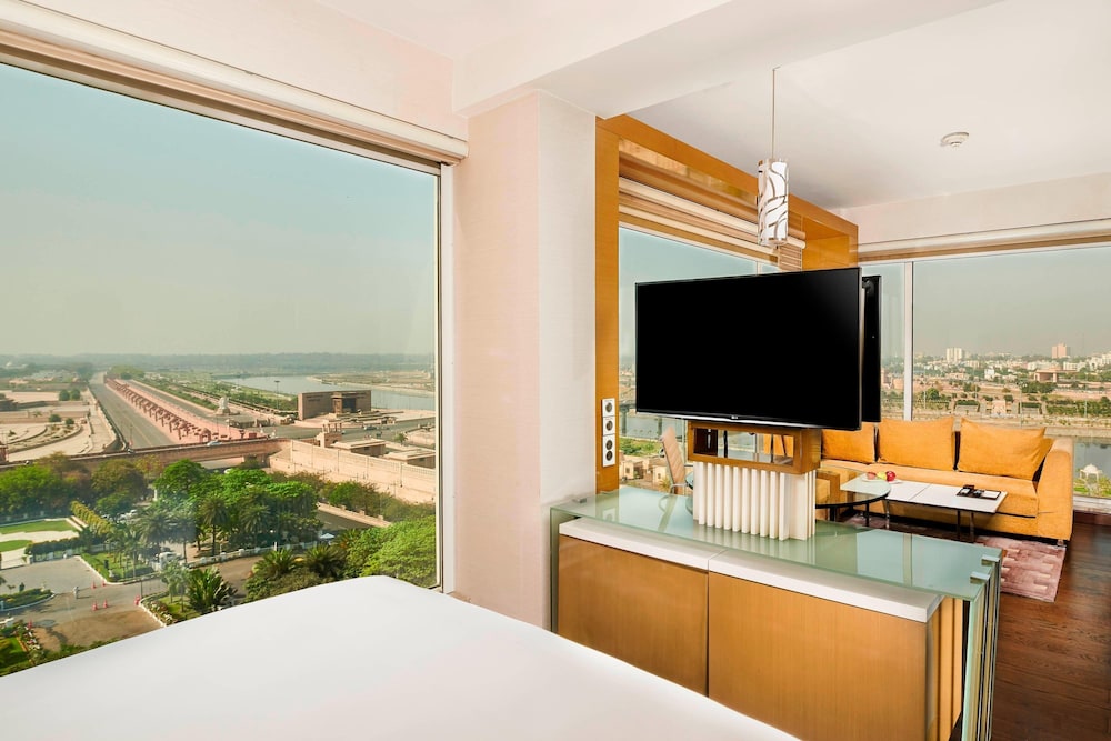 Renaissance Lucknow Hotel 58/65