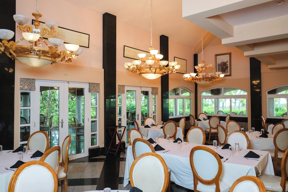 Las Olas Beach Resort 38/50