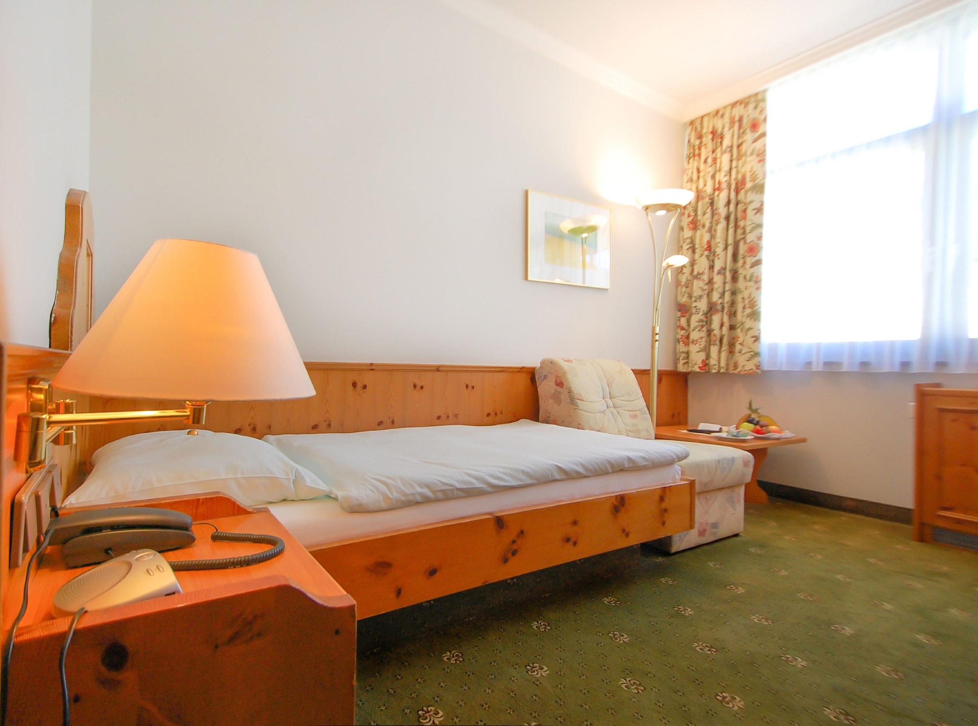 ROOM, SINGLE