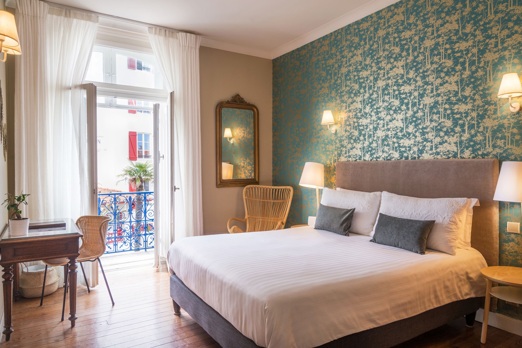 COMFORT, QUEEN BED, BALCONY