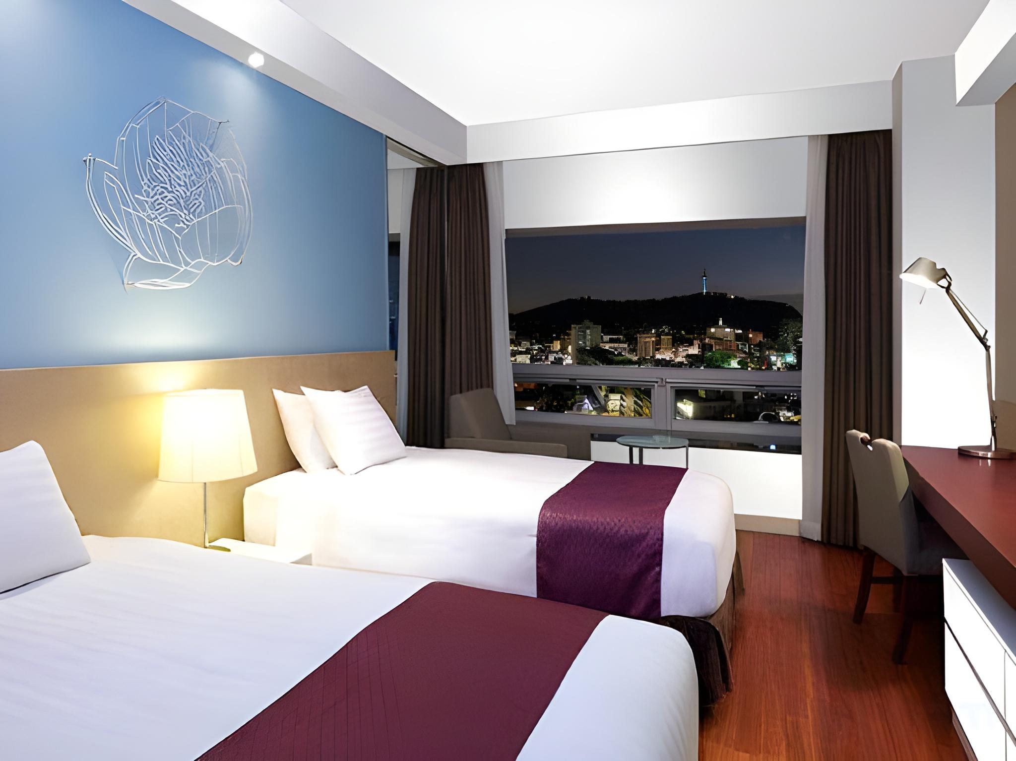 Ladies, Twin Beds