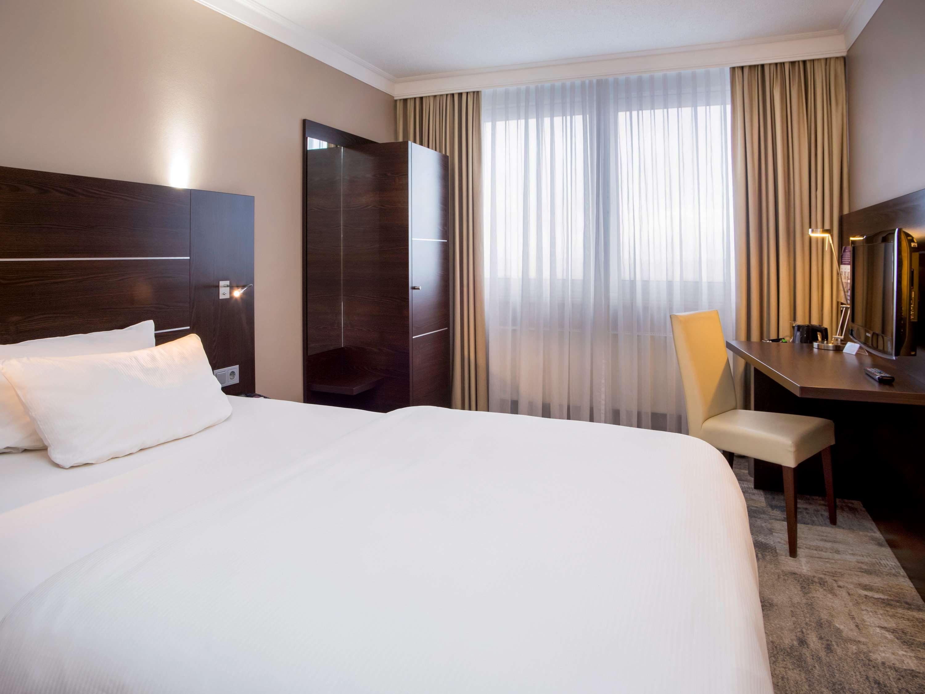 STANDARD, QUEEN BED