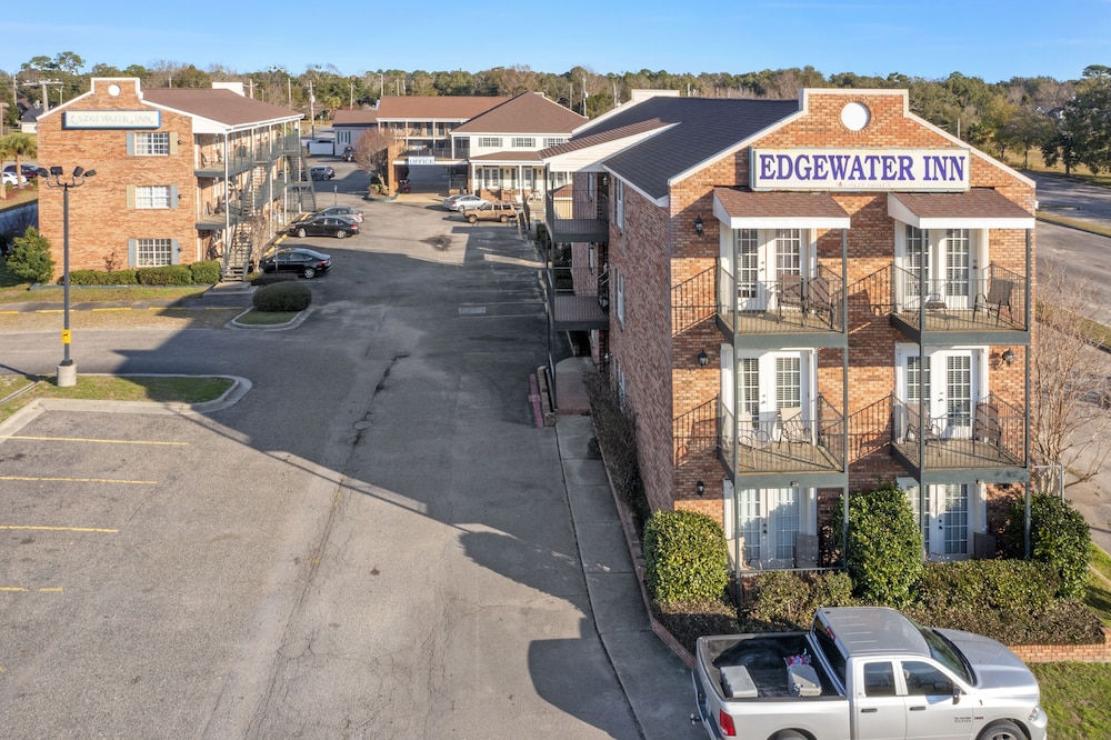 Edgewater Inn 40/51