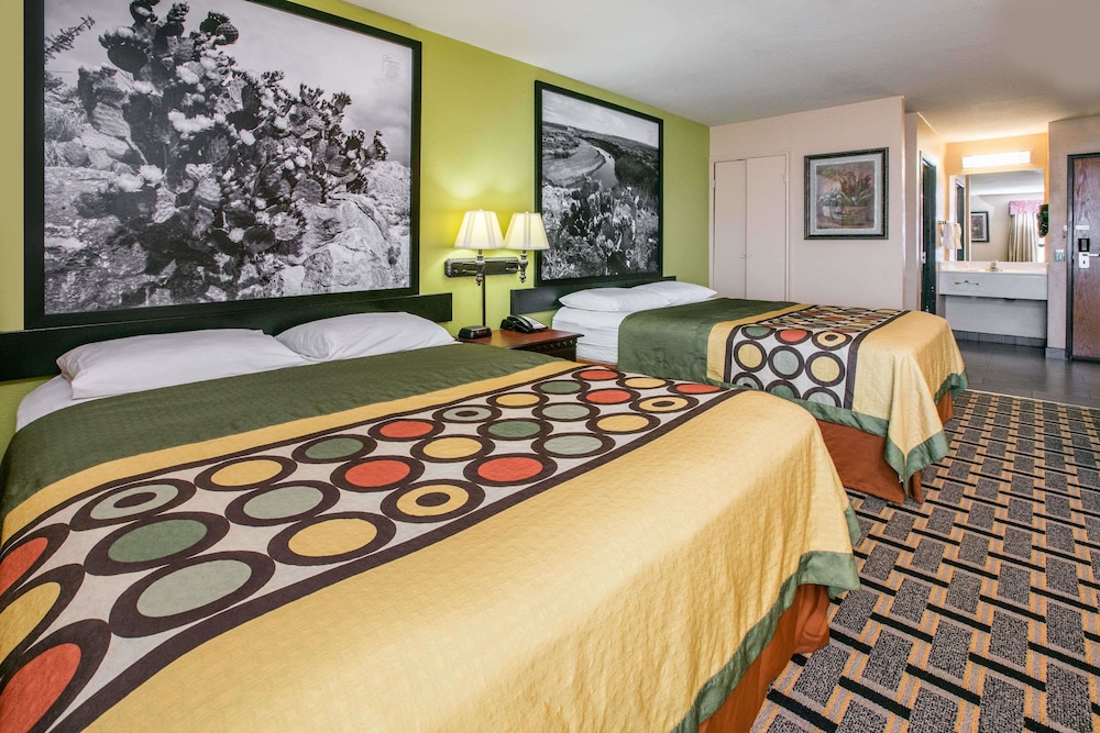 Super 8 by Wyndham Farmers Branch/North Dallas 14/28