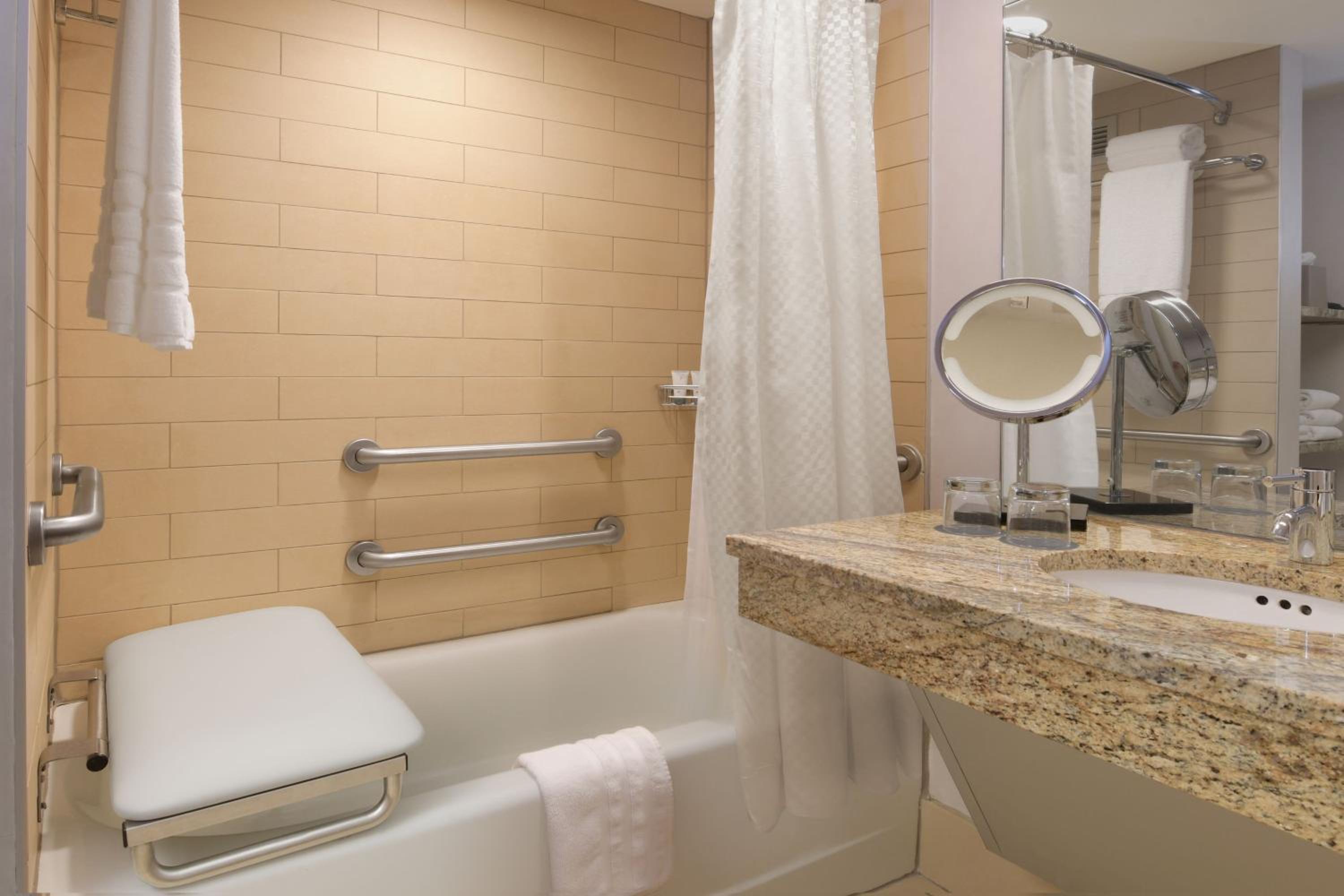 Guest Room, King Bed, 2 Queen Beds, Club Floor