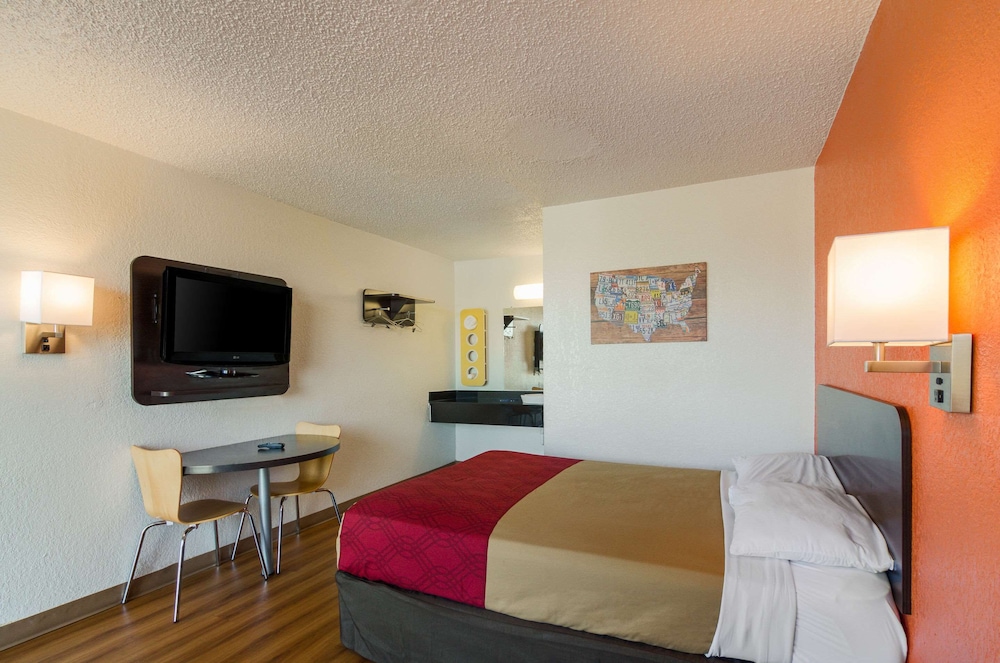 OYO Hotel Mobile AL I-65 at Airport Blvd 21/67