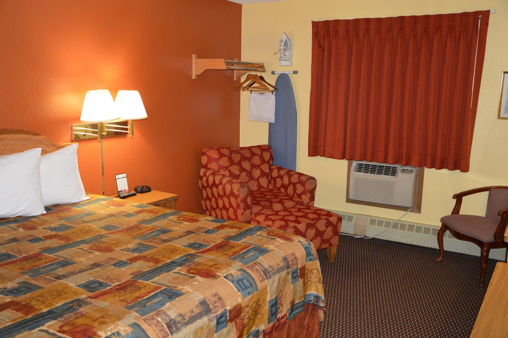 Basic, Queen Bed