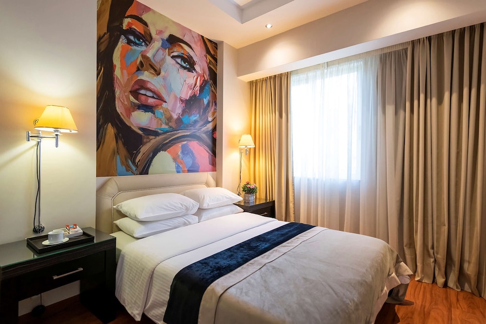 Best Western Plus Embassy Hotel 16/48