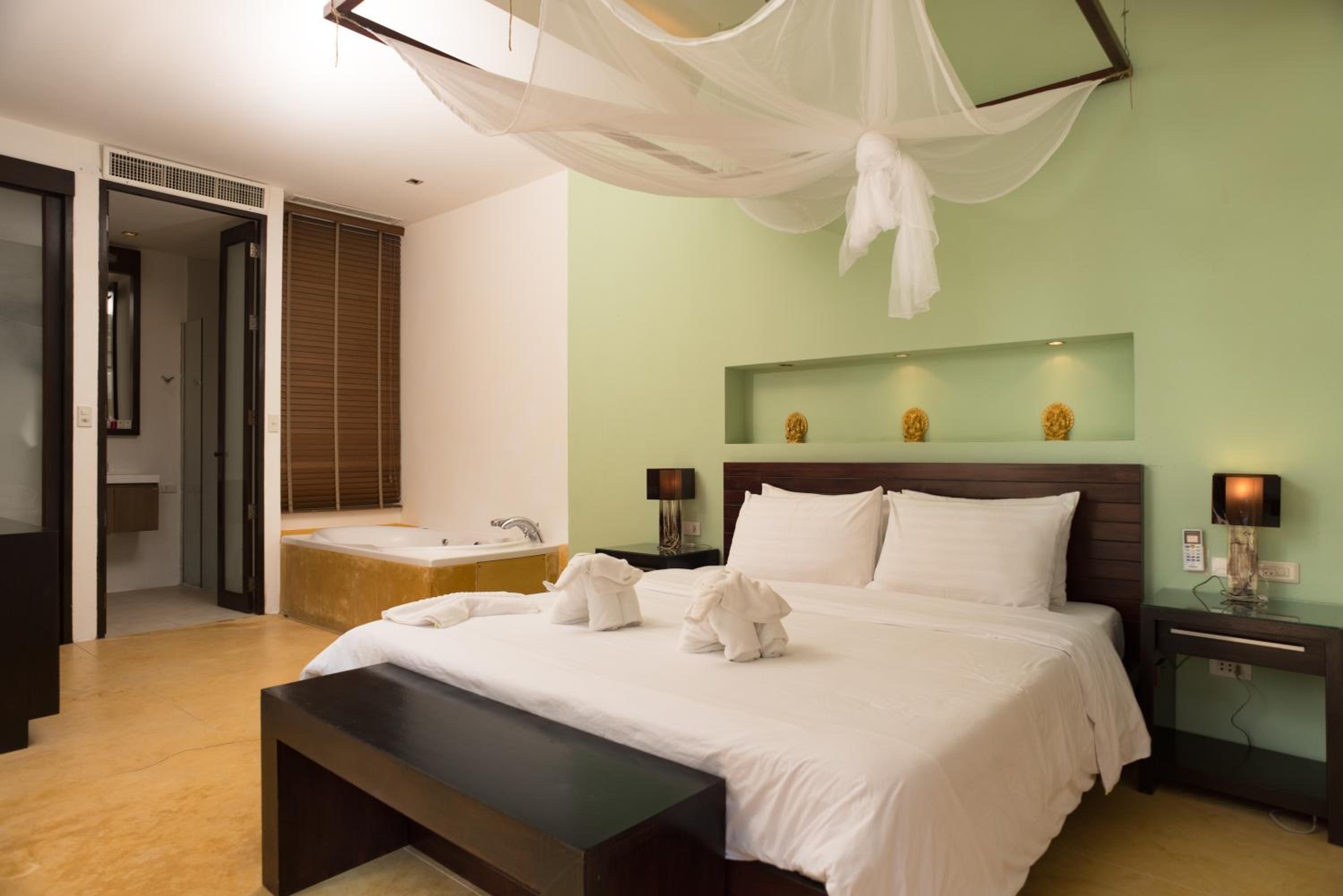 Room, Queen Bed, Street View