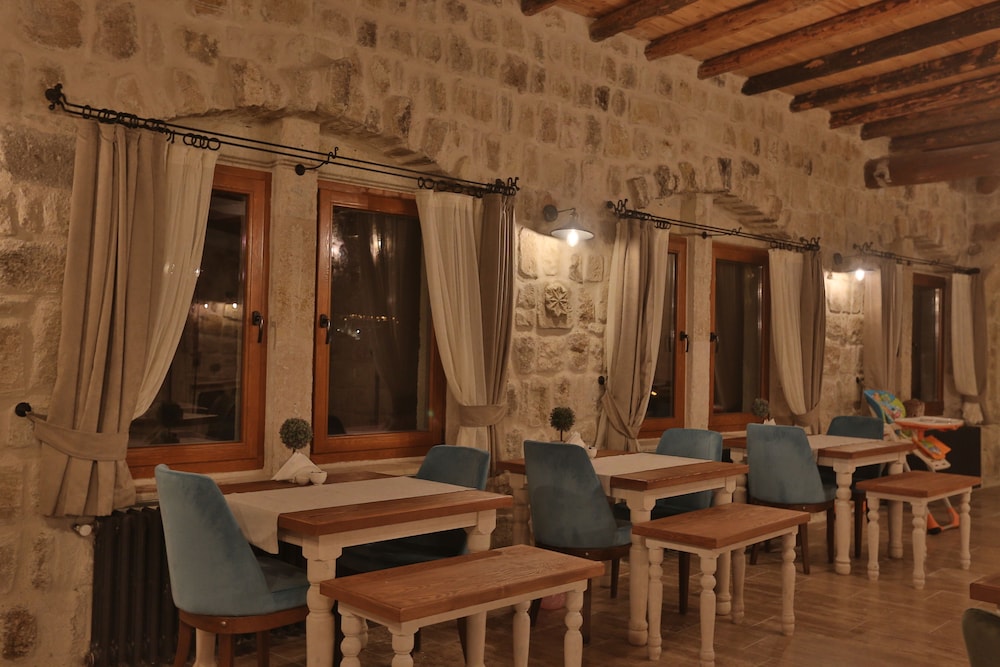 Acropolis Cave Suites 40/50