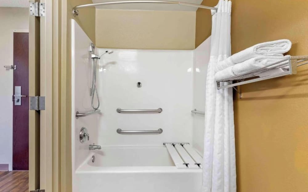 Modern, Queen Bed, Kitchen, Accessible, Studio 6 Corporate Extended Stay Chicago Lisle IL 5/6