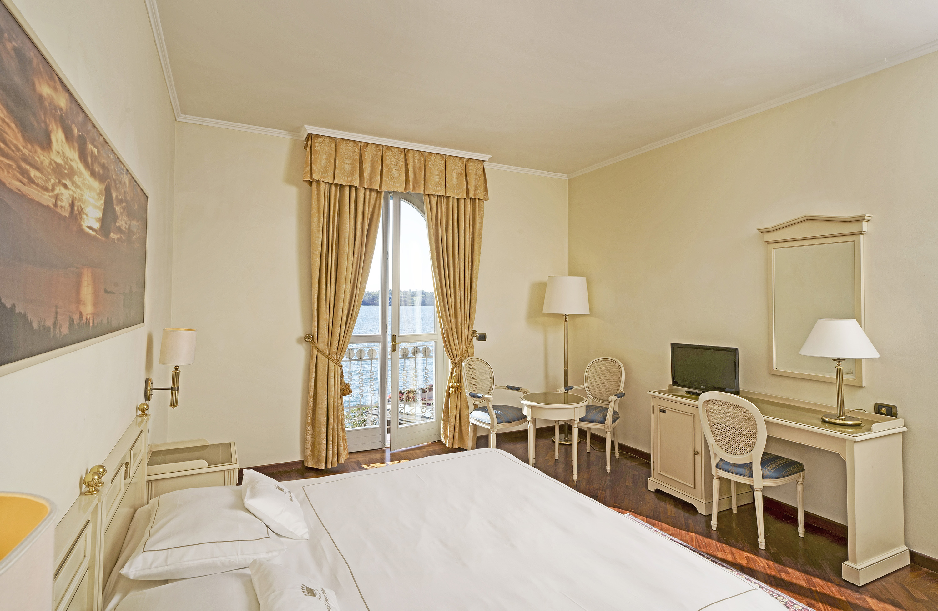 غرفة ديلوكس بسرير مزدوج بإطلالة على البحيرة بشرفة مع سرير إضافي، Hotel Savoy Palace 4/8