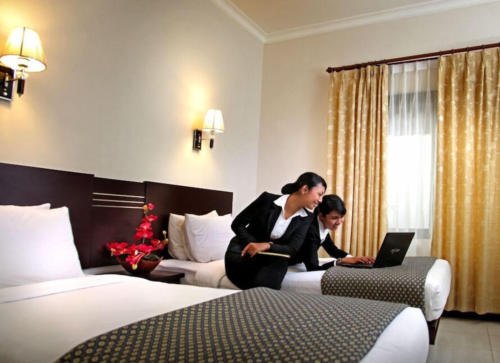 The Aliante Hotel 24/67