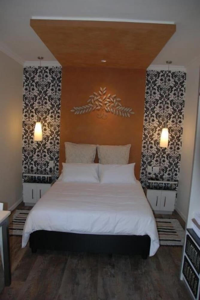 KNYSNA INN 7/24