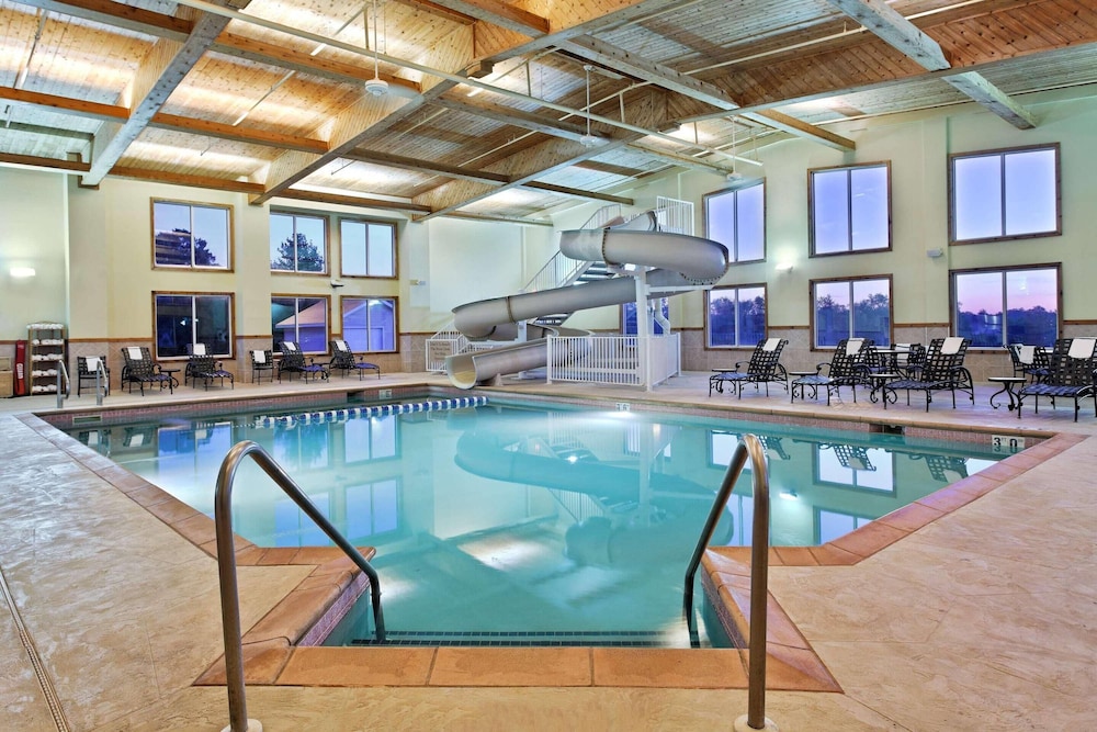 Country Inn & Suites by Radisson, Galena, IL 31/67