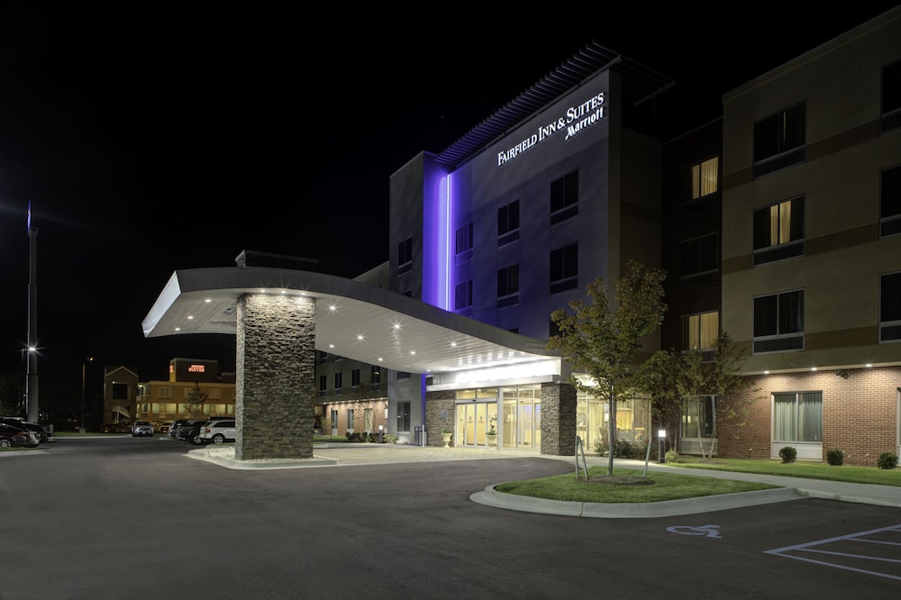 FAIRFIELD INN & SUITES DETROIT CANTON 18/20