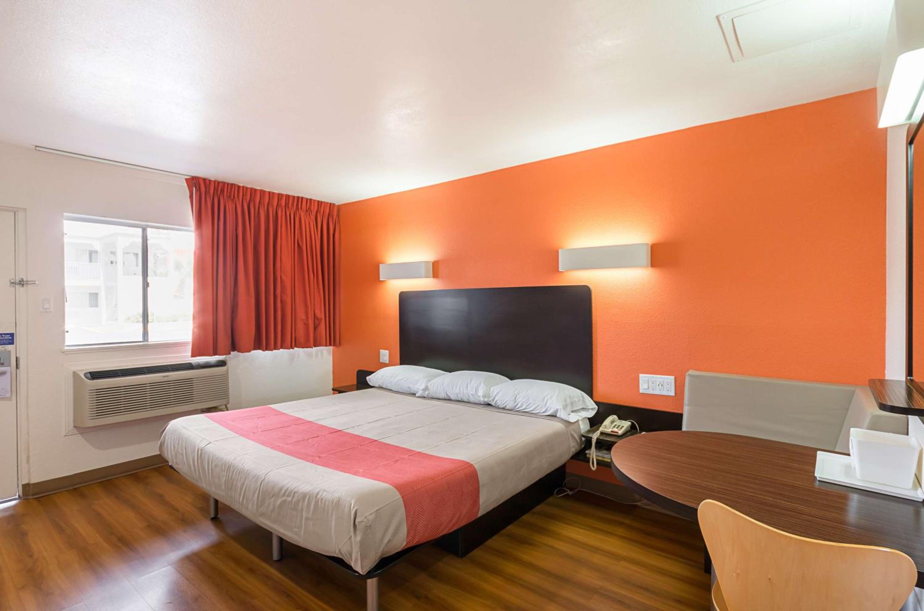ROOM, KING BED
