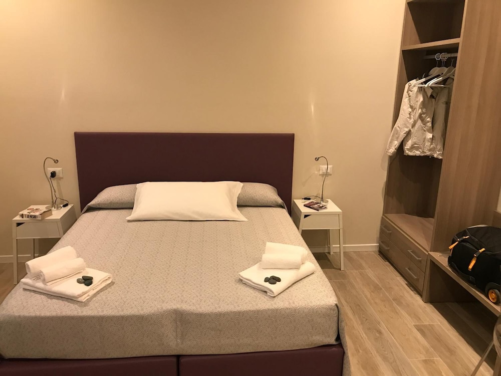 Honey Rooms 42/49