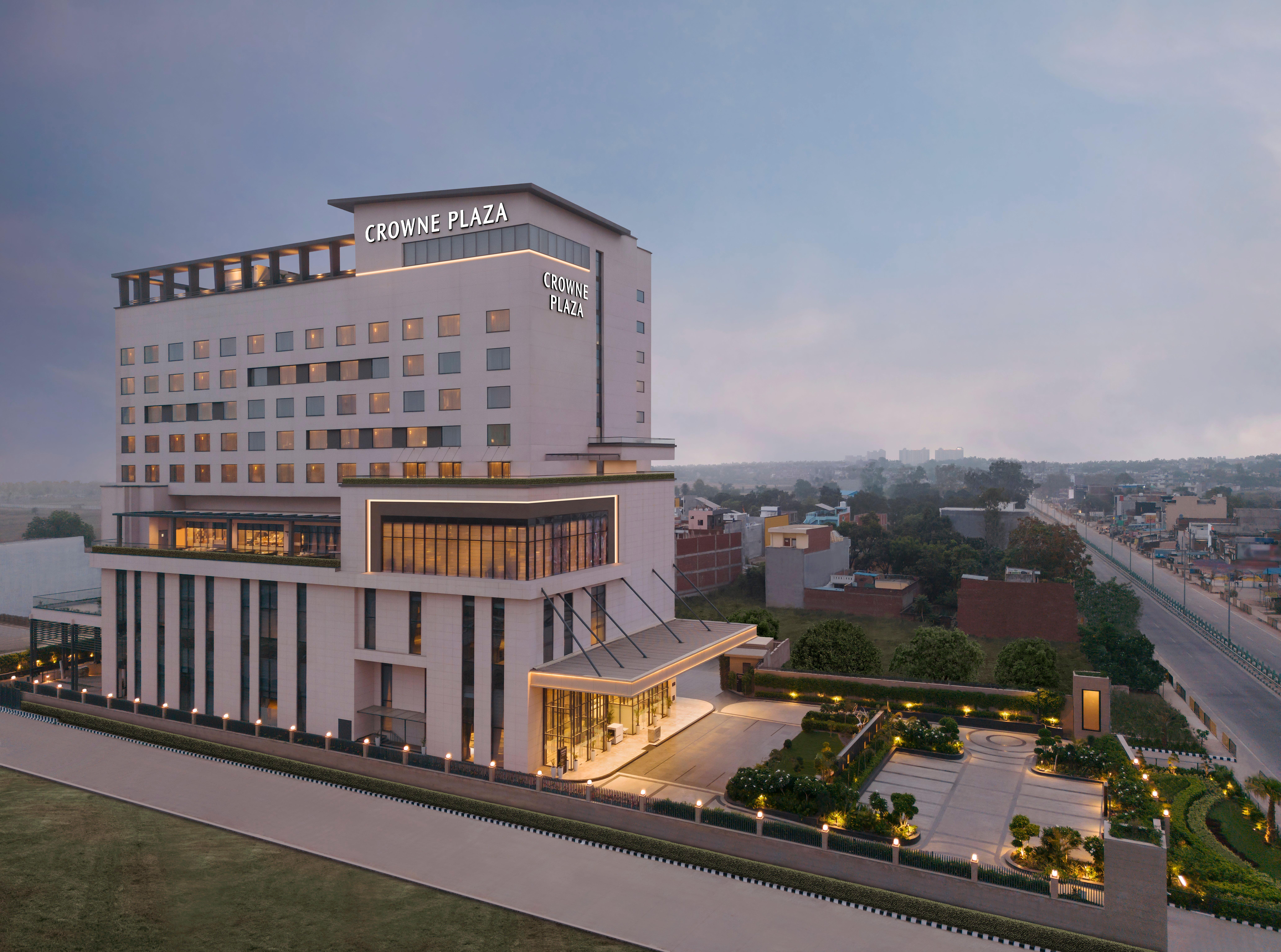 Crowne Plaza Lucknow 1/50