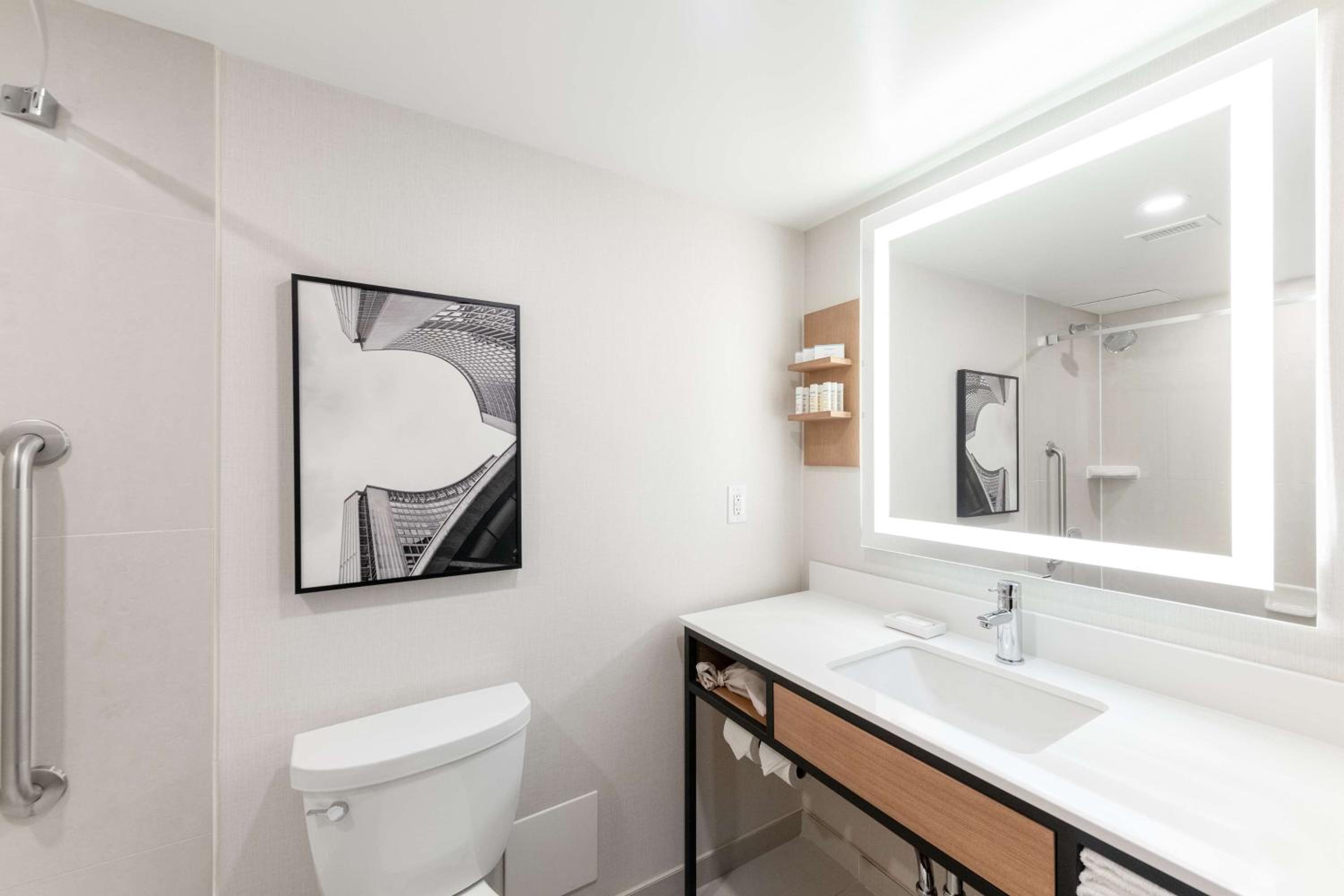 غرفة بسرير كينج وسريرين كوين، Hilton Garden Inn Toronto Airport 4/8