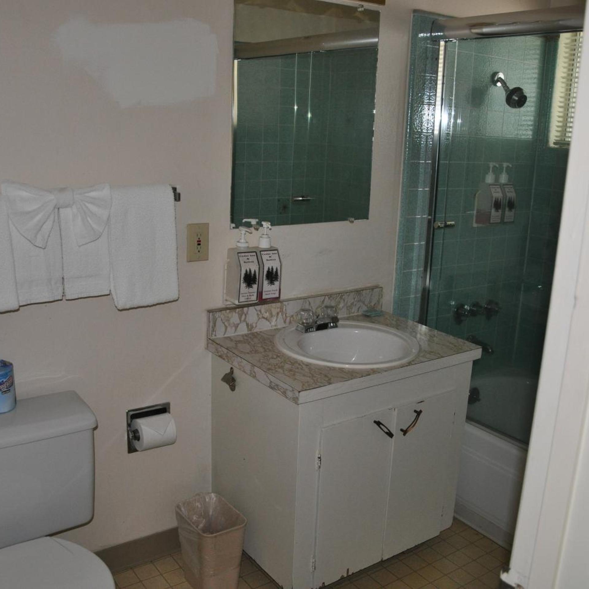 غرفة بسرير كينج، Cedar Inn & Suites 7/7