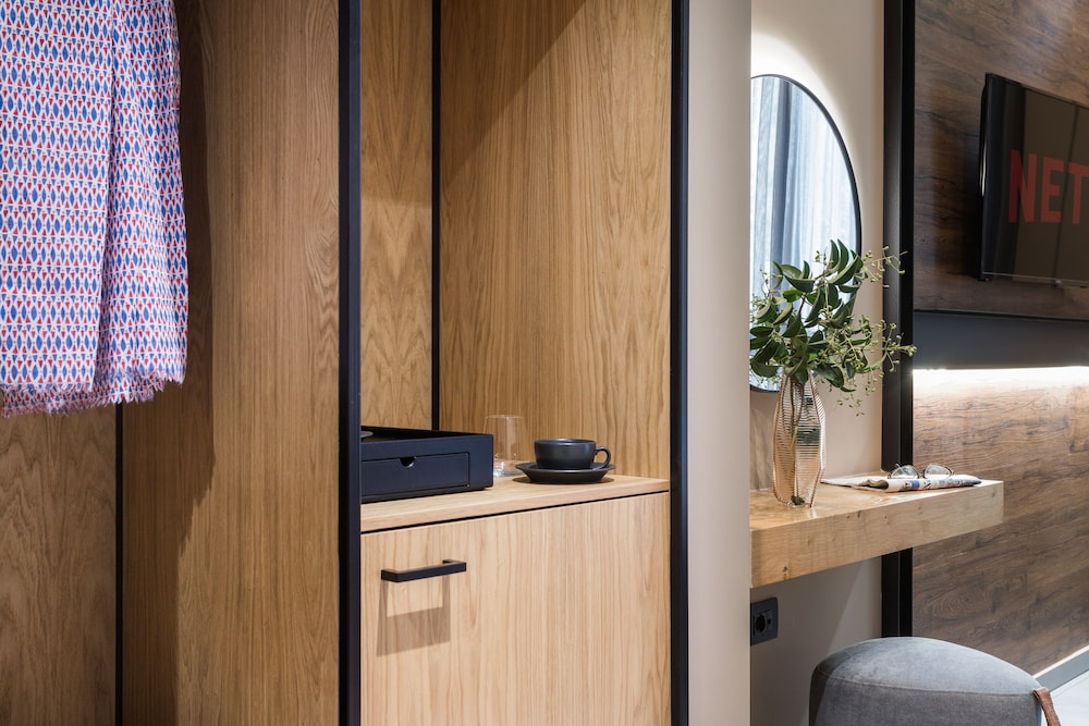 11 Enteka Acropolis Suites 50/50