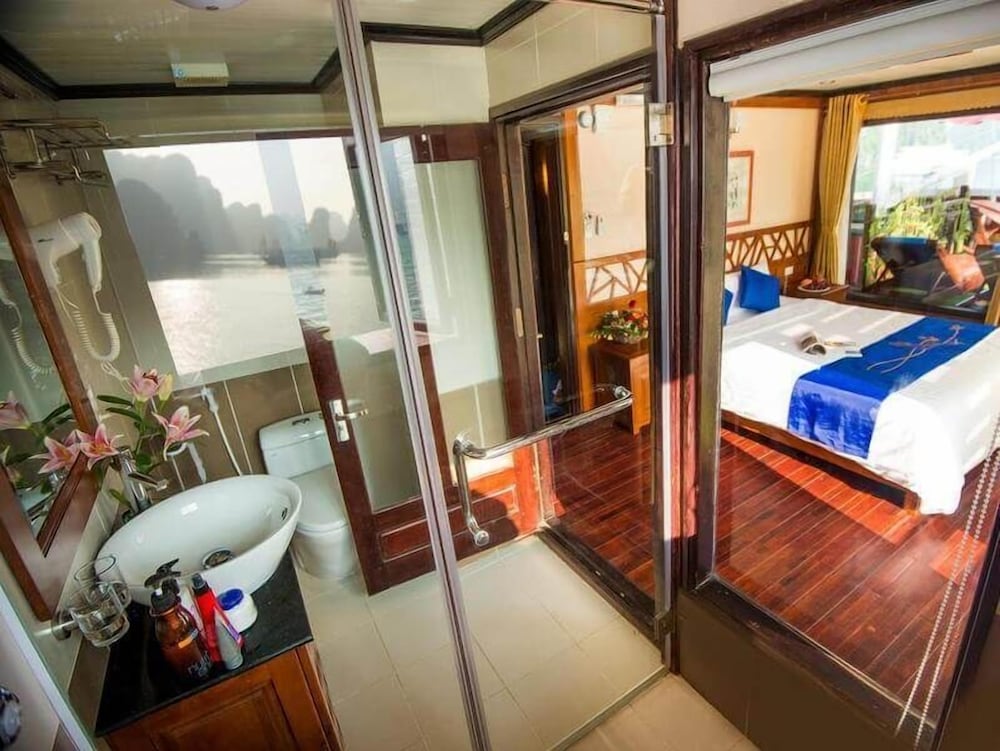Halong Royal Palace Cruise 11/62