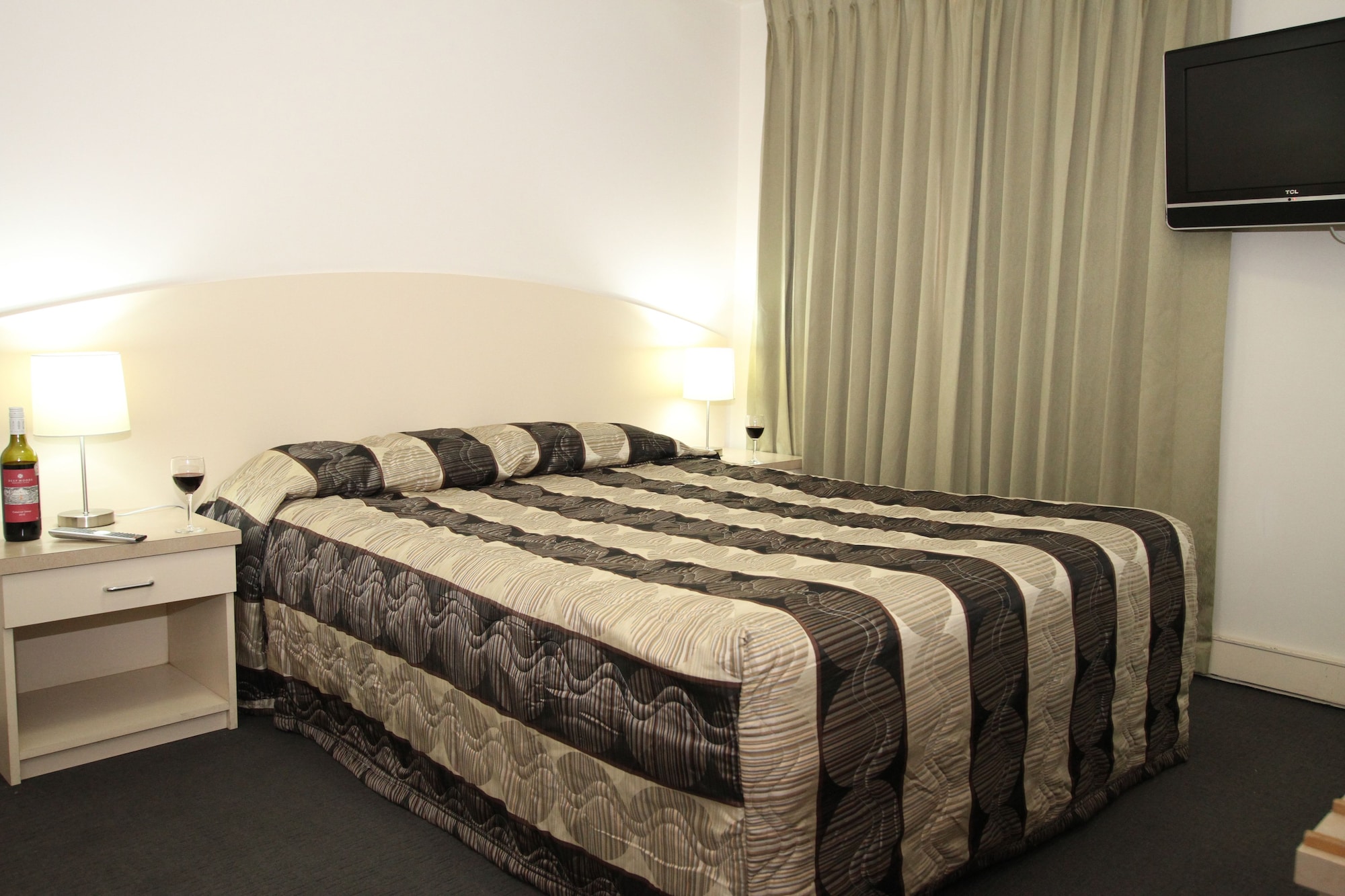 2 BEDROOMS, SUITE
